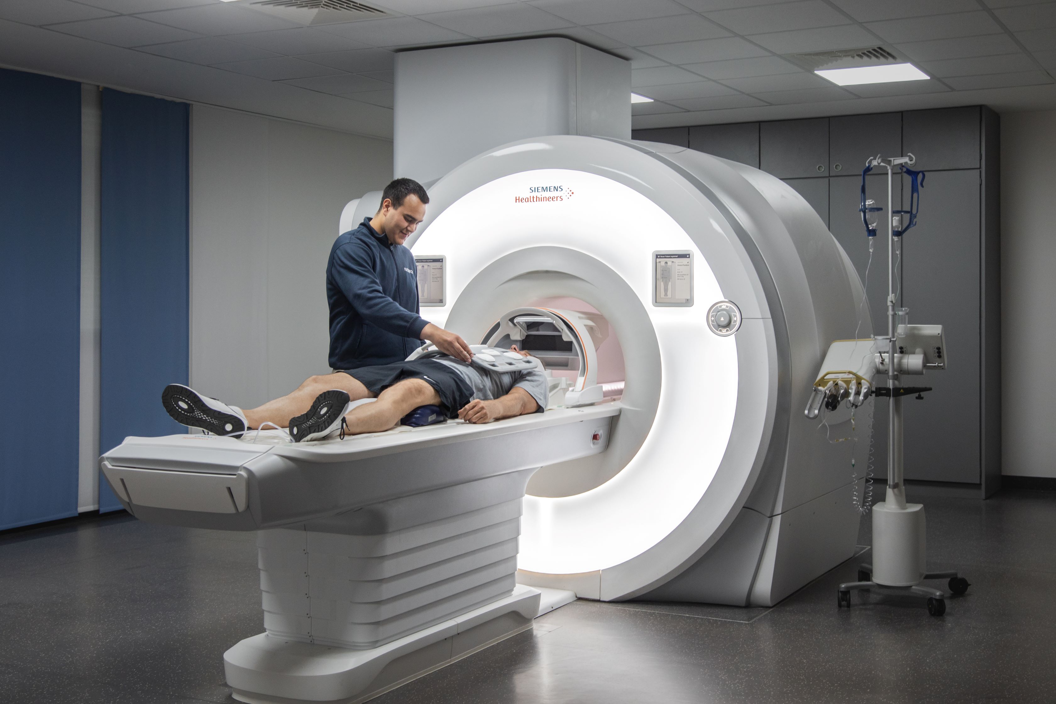 Ein Kunde wird für eine Ganzkörper-MRT-Untersuchung in ein 3 Tesla-MRT geschoben. 